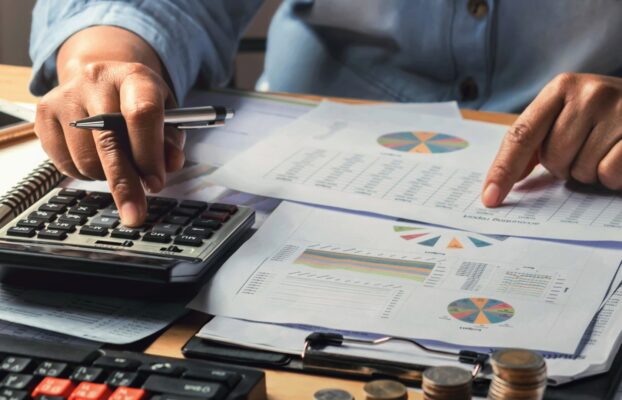 Outsourcing účtovníctva vs. interný účtovník: čo sa viac oplatí malej firme